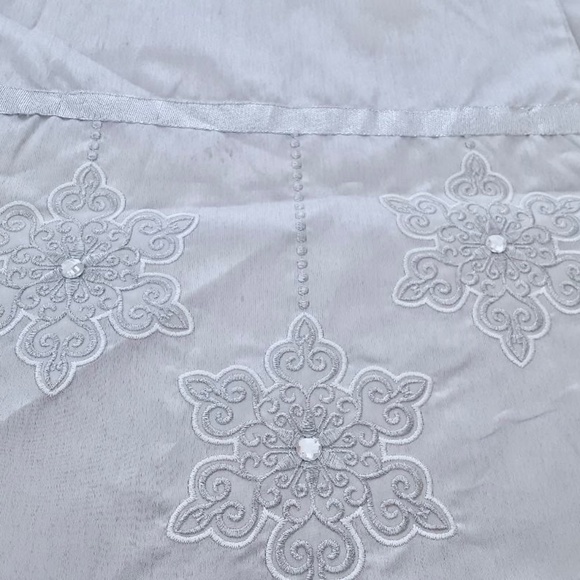 NWOT Silver Table Runner w/Crystal Accents - Picture 3 of 3